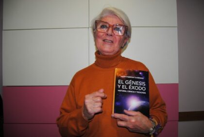 Laura Fabregat, escritora, comunicadora y maestra oriolana: ''En este libro he insertado los personajes y explico la creación desde el punto de vista racional'' Laura Fabregat, escritora, comunicadora y maestra oriolana: ''En este libro he insertado los personajes y explico la creación desde el punto de vista racional''