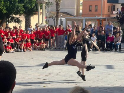 Los Montesinos celebra con gran éxito el Día Internacional de la Danza con la participación de escuelas y grupos locales