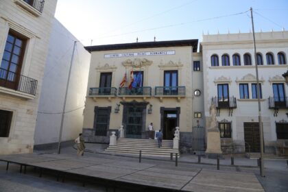 El yacimiento de Los Saladares protagoniza la primera conferencia celebrada en el Centro Cultural Miguel Hernández tras su rehabilitación