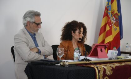 El yacimiento de Los Saladares protagoniza la primera conferencia celebrada en el Centro Cultural Miguel Hernández tras su rehabilitación