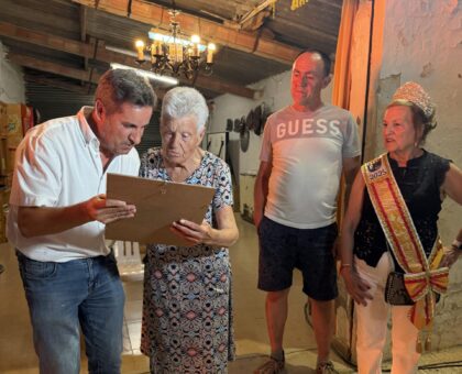 Los Montesinos vive la noche de San Juan más participativa y numerosa de su historia