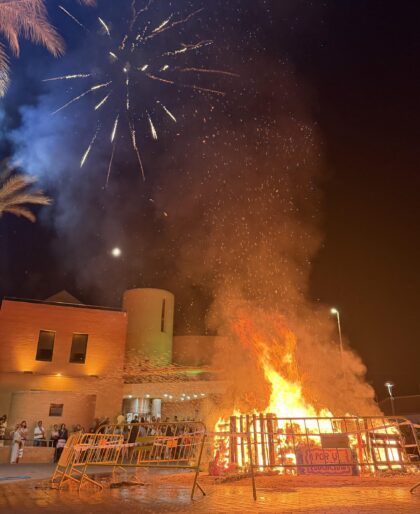 Los Montesinos vive la noche de San Juan más participativa y numerosa de su historia