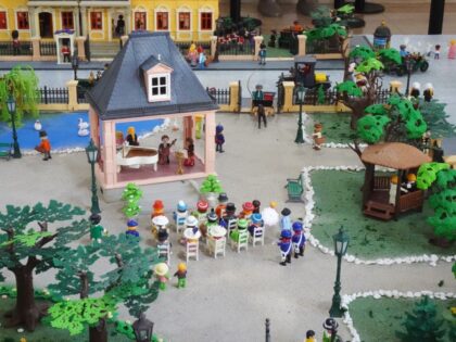 La Concejalía de Igualdad acerca a Orihuela la historia de diez mujeres pioneras a través de una exposición de Playmobil