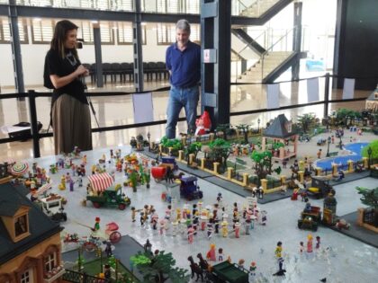 La Concejalía de Igualdad acerca a Orihuela la historia de diez mujeres pioneras a través de una exposición de Playmobil