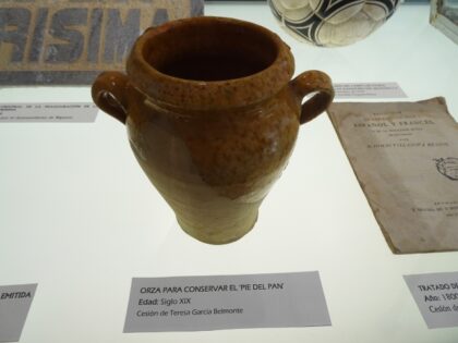 El Museo de Historia y Cultura de Bigastro incorpora una orza del siglo XIX y un fósil de sirenio de millones de años