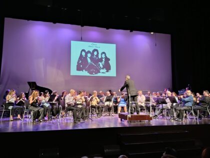 La Orquesta de Flautas Casanovas conquista al público con su concierto 'El siglo de oro de la flauta y música de películas'