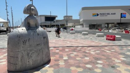 Torrevieja, evento: Exposición 'El arte sale al encuentro. Tres esculturas de Manolo Valdés en Torrevieja', del artista Manolo Valdés, con la figura 'Reina Mariana', organizada por el Ayuntamiento y Grupo Hozono Global