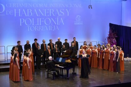 La Escuela Coral Municipal y Ainhoa Arteta abren el 72º Certamen de Habaneras de Torrevieja en una inédita gala adelantada a horario matinal