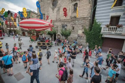 Albatera, evento cultural: Representación de la obra de teatro de calle para los más pequeños 'Zeppelin', por la compañía 'Baldufa Teatre', dentro de los actos de las fiestas patronales de Santiago Apóstol y de Moros y Cristianos 2026