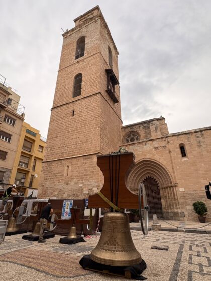 La Catedral de Orihuela recupera sus campanas tras su restauración como parte esencial de la memoria histórica y sonora de la ciudad. La Catedral de Orihuela recupera sus campanas tras su restauración como parte esencial de la memoria histórica y sonora de la ciudad.